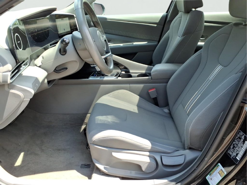 Used 2025 Hyundai Elantra SEL FWD image 15