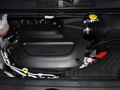 Used 2025 Chrysler Pacifica Select FWD image 10