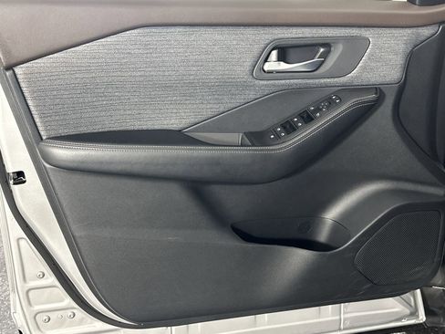 Used 2023 Nissan Rogue SV image 29