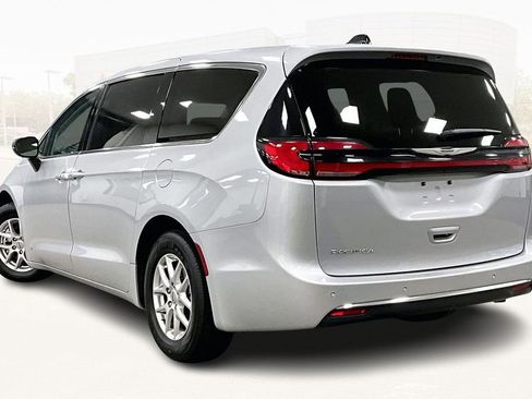Used 2024 Chrysler Pacifica Touring-L image 4