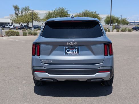 Certified 2025 Kia Sorento LX FWD image 4