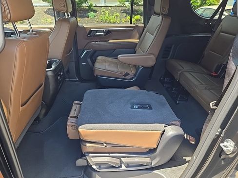 Used 2025 Chevrolet Suburban High Country AWD/4WD image 52