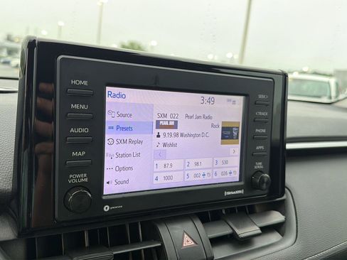 Used 2021 Toyota RAV4 XLE AWD/4WD image 23