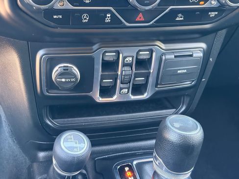 Used 2022 Jeep Wrangler Unlimited Sahara AWD/4WD image 26