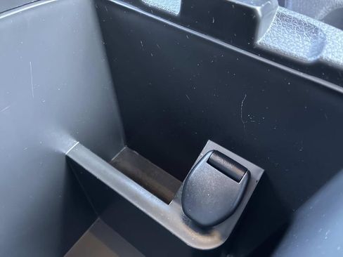 Used 2017 Nissan Rogue SV image 17