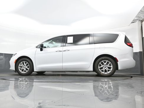 Used 2024 Chrysler Pacifica Touring-L FWD image 27
