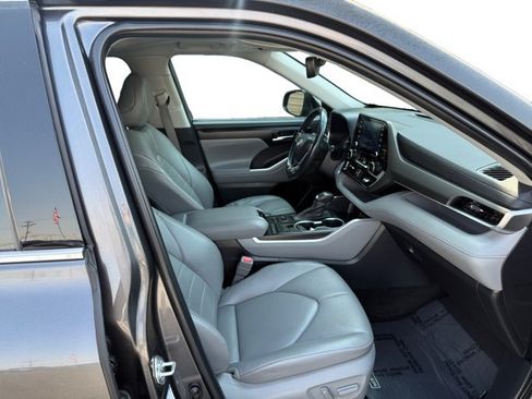 Used 2022 Toyota Highlander XLE AWD/4WD image 12