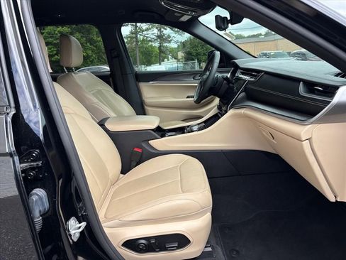 Used 2023 Jeep Grand Cherokee Limited w/ Luxury Tech Group II RWD image 12