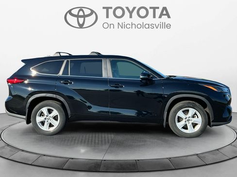 Used 2023 Toyota Highlander LE AWD/4WD image 7