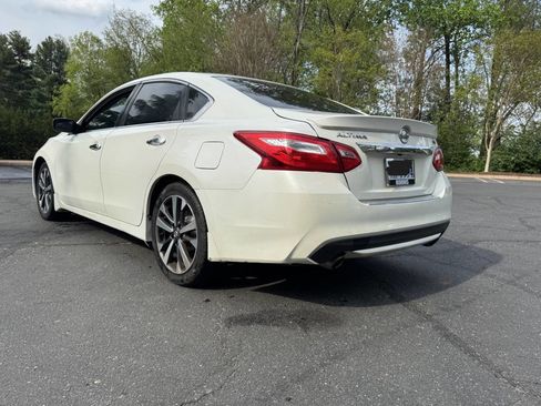 Used 2016 Nissan Altima 2.5 SR w/ Interior Lighting Package image 7