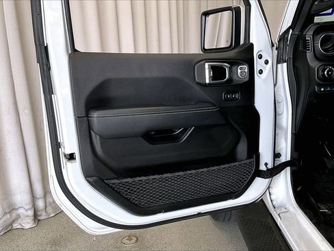 Used 2022 Jeep Wrangler Unlimited Sahara AWD/4WD image 21