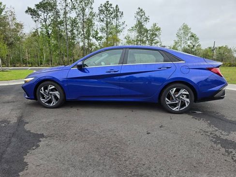 Used 2025 Hyundai Elantra SEL image 2