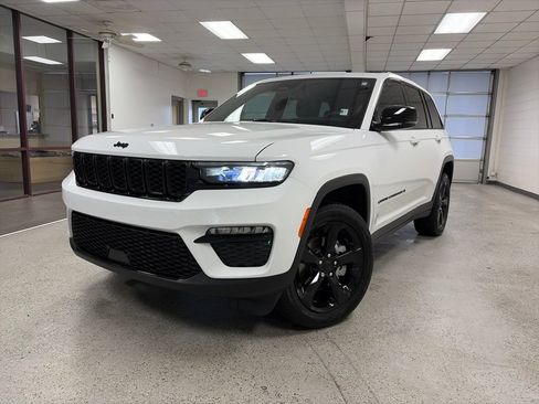 Used 2025 Jeep Grand Cherokee Limited w/ Black Appearance Package AWD/4WD image 49