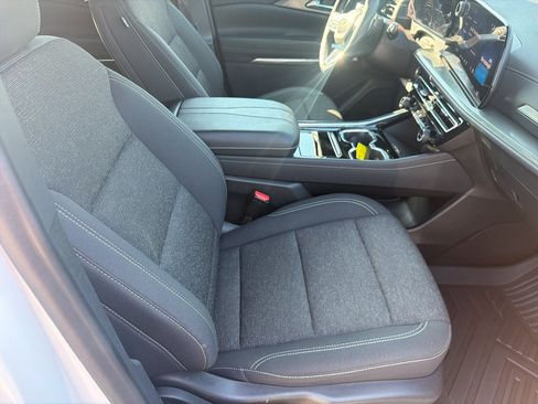 Used 2024 Chevrolet Traverse LT FWD image 32