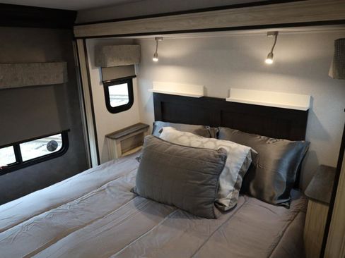 Used 2022 Ford E-450 and Econoline 450 Super Duty w/ Motorhome Prep Package RWD image 15