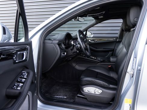 Certified 2025 Porsche Macan AWD/4WD image 23