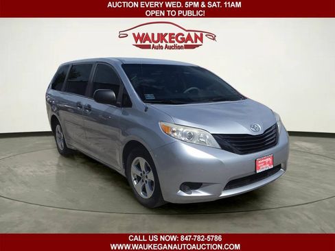 Used 2014 Toyota Sienna L FWD image 3