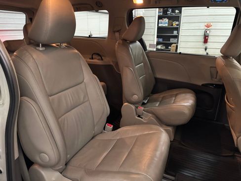 Used 2016 Toyota Sienna XLE Premium AWD/4WD image 32