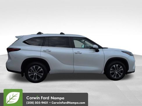 Used 2023 Toyota Highlander XLE AWD/4WD image 2