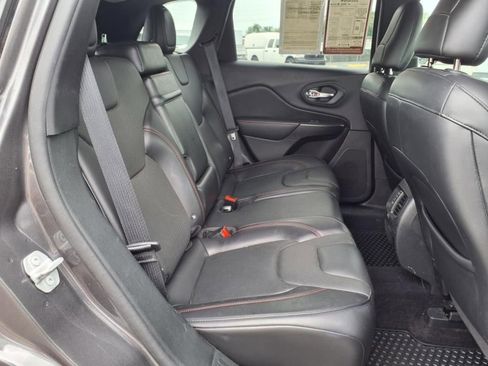Used 2019 Jeep Cherokee Trailhawk image 9