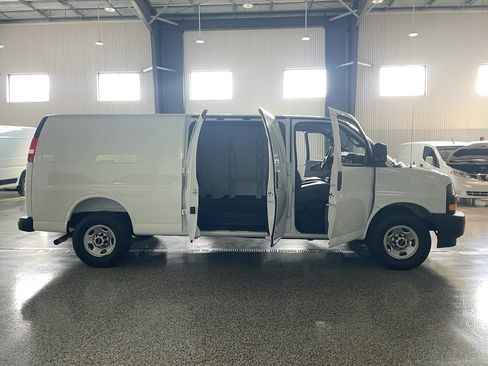 Used 2025 GMC Savana 3500 Extended RWD image 18