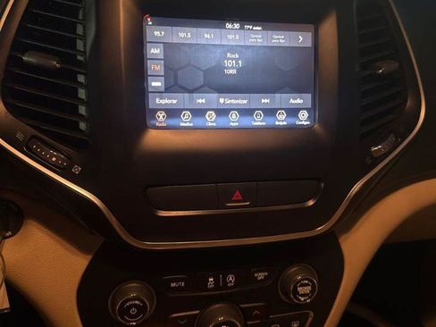 Used 2019 Jeep Cherokee Latitude w/ Popular Appearance Group FWD image 19