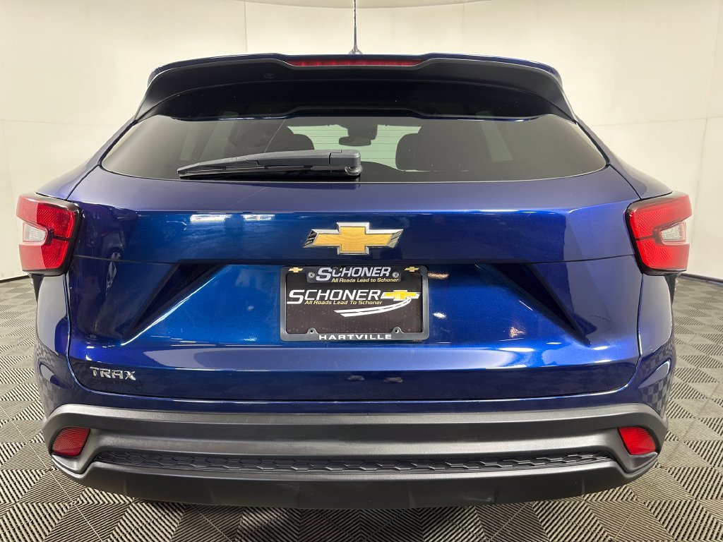 Used 2024 Chevrolet Trax LS w/ LS Convenience Package FWD image 4