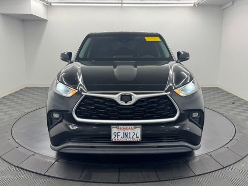 Used 2021 Toyota Highlander LE FWD image 3