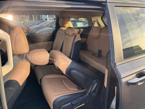 Used 2024 Kia Carnival EX image 8