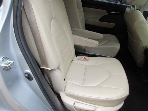 Used 2023 Toyota Highlander XLE image 37