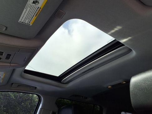 Used 2017 Chevrolet Suburban Premier RWD image 16