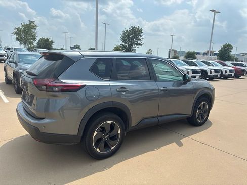Used 2024 Nissan Rogue SV FWD image 4