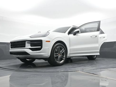 Certified 2025 Porsche Cayenne AWD/4WD image 30