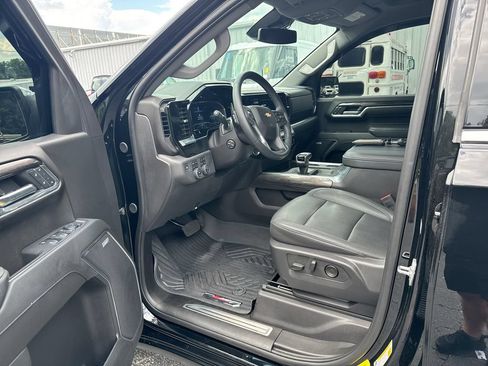 Used 2025 Chevrolet Silverado 1500 LTZ AWD/4WD image 13