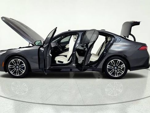 Used 2026 BMW 530i w/ M Sport Package RWD image 15
