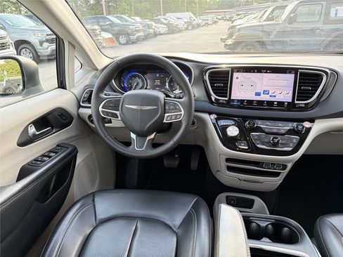 Used 2023 Chrysler Pacifica Touring-L FWD image 21