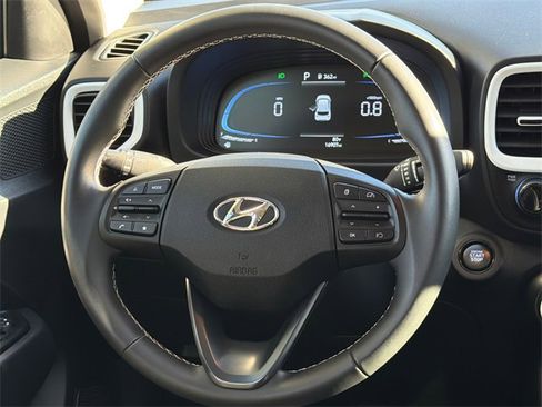 Used 2025 Hyundai Venue Limited image 13