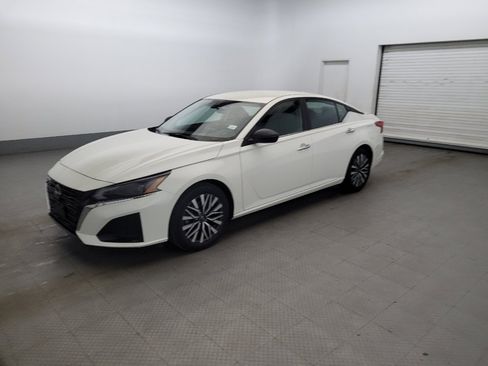 Used 2025 Nissan Altima 2.5 SV FWD image 2