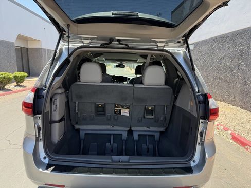 Used 2019 Toyota Sienna XLE FWD image 18
