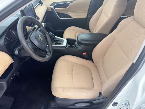 Used 2021 Toyota RAV4 LE FWD image 5