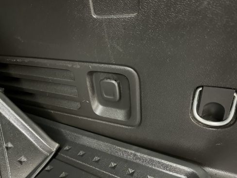 Used 2019 Chevrolet Traverse LT FWD image 30