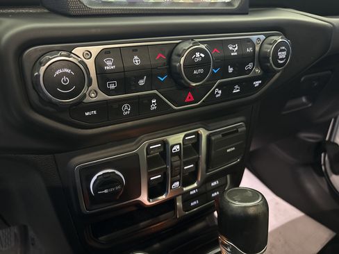 Used 2021 Jeep Wrangler Unlimited Sahara AWD/4WD image 21