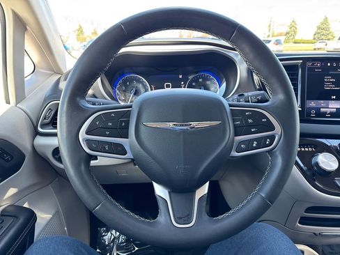 Used 2022 Chrysler Pacifica Touring-L image 14