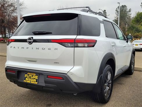 New 2025 Nissan Pathfinder SV image 4