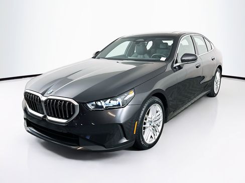 Used 2025 BMW 530i image 3