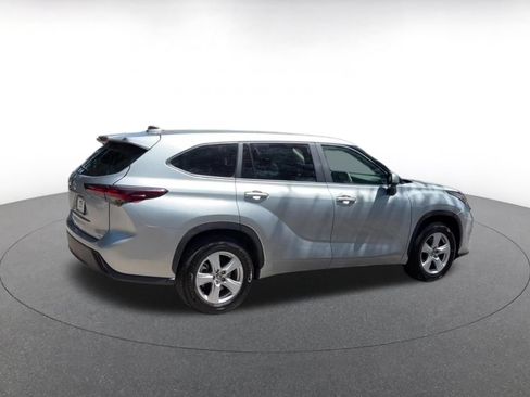 Used 2025 Toyota Highlander LE FWD image 15