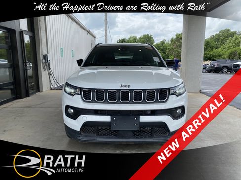 Used 2025 Jeep Compass Latitude AWD/4WD image 3