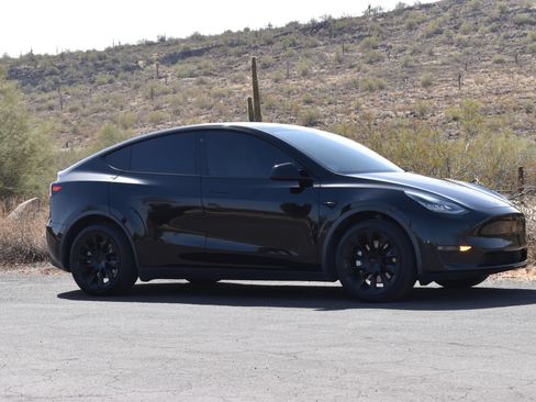 Used 2024 Tesla Model Y Long Range AWD/4WD image 3