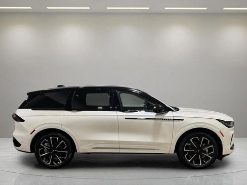 Certified 2024 Lincoln Nautilus Reserve image 2