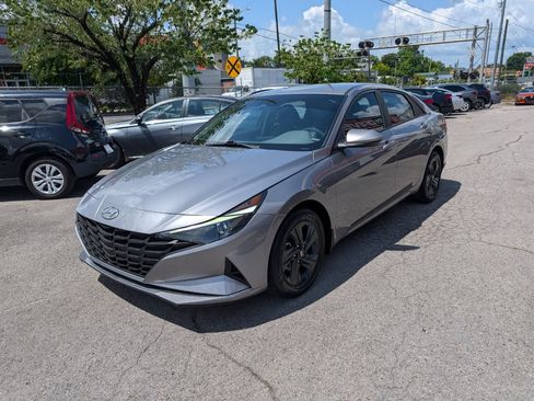 Used 2023 Hyundai Elantra SEL w/ Cargo Package FWD image 3